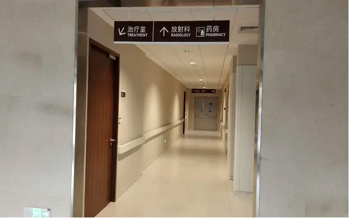 病房鋼質門帶玻璃的圖